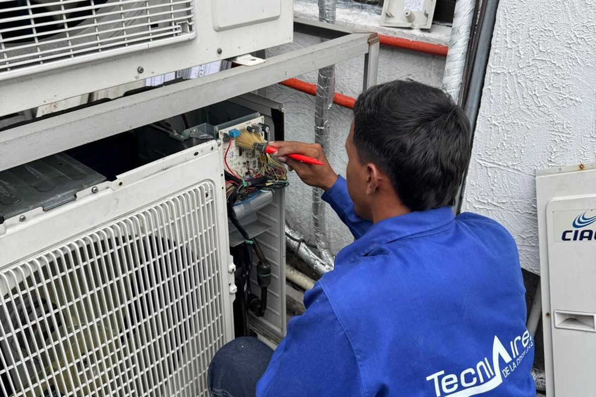 Técnico TecniAires diagnosticando unidad exterior de aire acondicionado