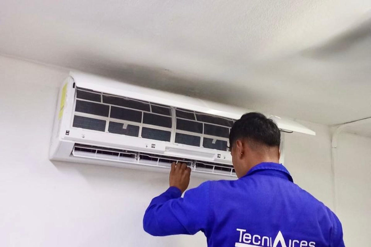 Técnico TecniAires realizando mantenimiento a mini split