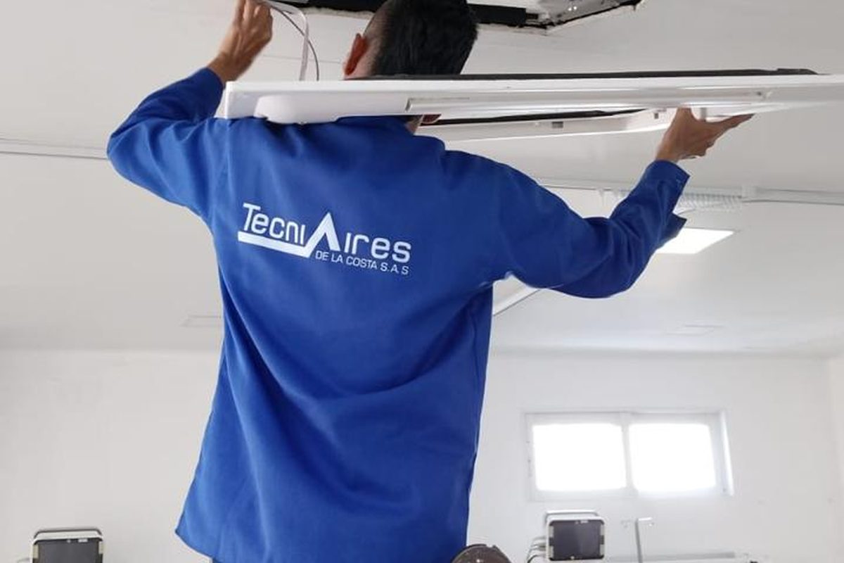 Técnico TecniAires instalando aire cassette en ambiente clínico